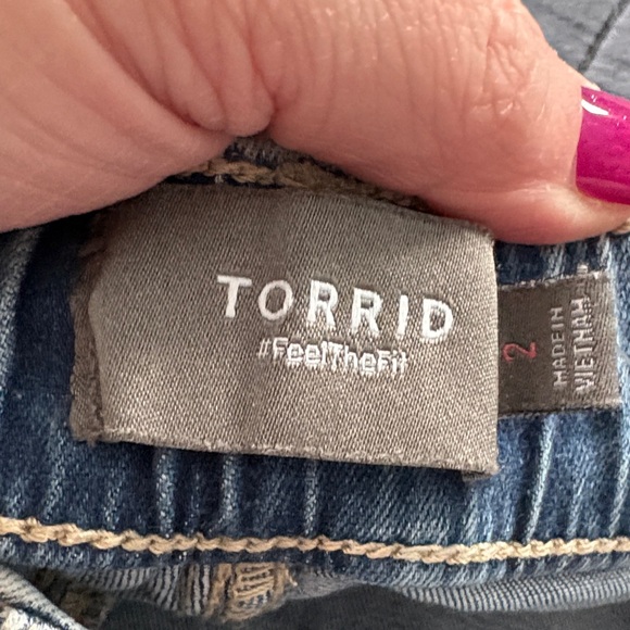BNWT Torrid size 2 18/20 Crop Weekend Wide Leg supersoft mid rise jean. - Picture 3 of 6